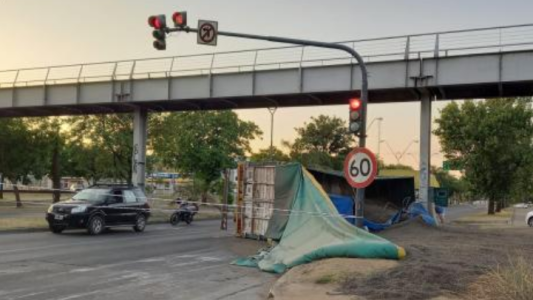 Volcó el acoplado de un camión con semillas de girasol en Avenida Alem y Tucumán