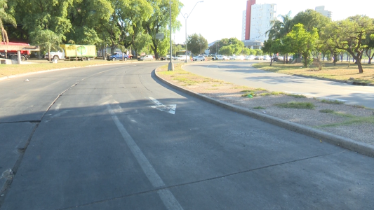 Tránsito congestionado en Avenida Alem tras el vuelco del acoplado de un camión