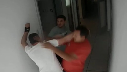 Familiares de un paciente golpearon ferozmente a un médico