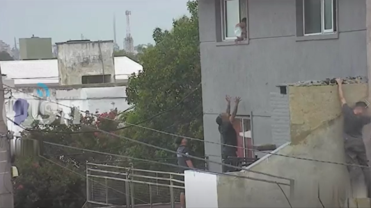 Video: Un nene de 3 años fue rescatado mientras caminaba por una cornisa