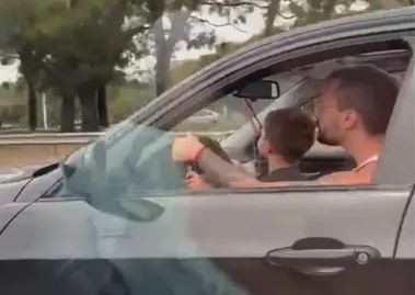 Video: Un hombre hizo que un nene manejara en la autopista Ricchieri