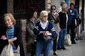 Bono para jubilados: cómo es el extra que analiza pagar el Gobierno en marzo