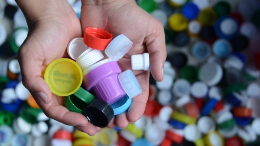 Reciclado de tapitas: cómo son los juegos con material reutilizado