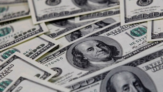El dólar blue comenzó la semana en alza: el BCRA sigue vendiendo
