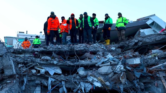 Brigadistas argentinos lograron rescatar a tres personas con vida entre los escombros en Turquía