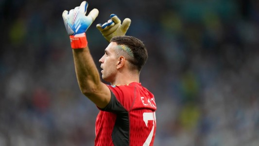 “Dibu” Martínez subasta los guantes que usó en Mundial Qatar 2022
