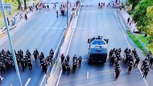 La Policía desalojó a las personas que reclamaban por los cortes de luz en la Autopista Dellepiane