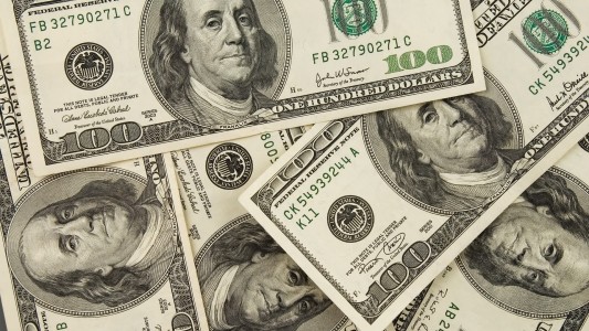 Este viernes, el dólar oficial llegó a $200,55 y el dólar blue se mantiene en $377