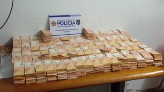 Detienen cerca de Rafaela a dos tucumanos que circulaban con 27 millones de pesos
