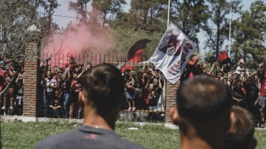 La última arenga de los hinchas de Colón al plantel antes del clásico
