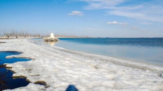 "Nieve salada": Un manto de sal cubrió las costas del Lago Epecuén en Carhué