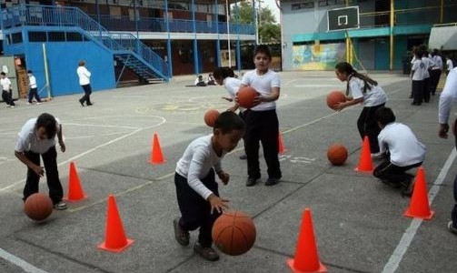 Acuerdan incorporar el fútbol femenino en las clases de educación físicas de las escuelas