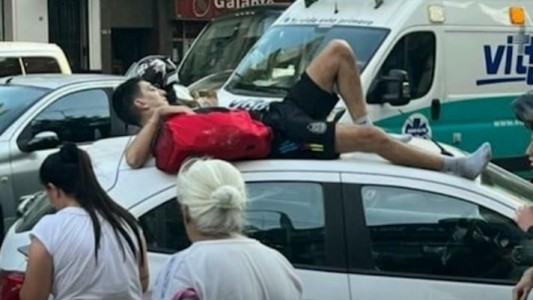 Viral: Avisó que no llegaba al fútbol 7 con una selfie desde el techo de un auto