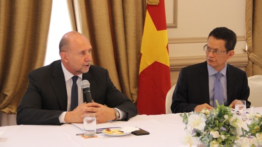 El gobernador Omar Perotti se reunió con el embajador de la República Socialista de Vietnam