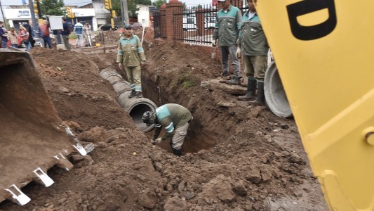 Recorrida y balance con los vecinos: Avanzan las obras de desagüe en Blas Parera y J.R. Méndez