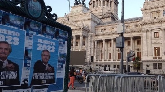 El barrio de Congreso, empapelado con afiches de "Alberto 2023"