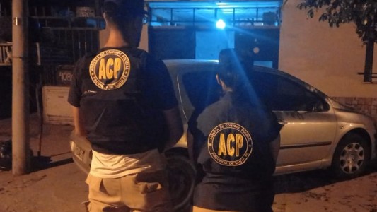 Detienen a dos policías y allanan a un funcionario por el crimen de ex jefe de la barra de Newell's