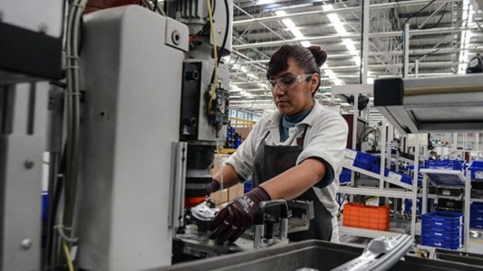 Las mujeres alcanzaron una tasa de actividad histórica en 2022
