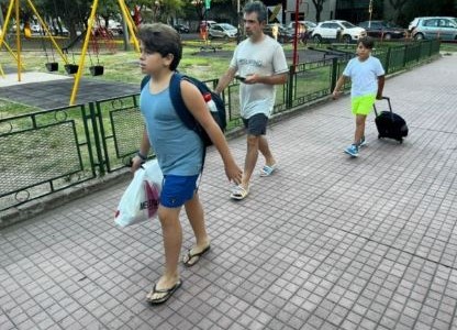 Por el calor, a la escuela en malla y ojotas en un complejo educativo de Rosario