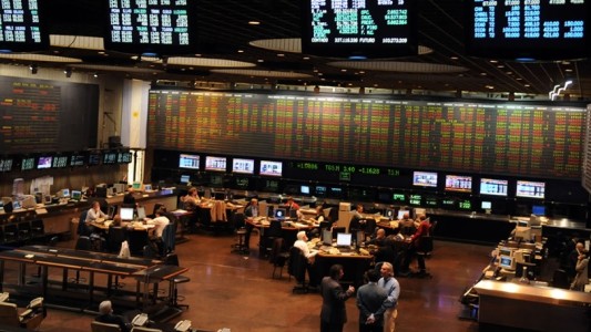 El desplome del mercado financiero internacional arrastra a bonos y acciones argentinas
