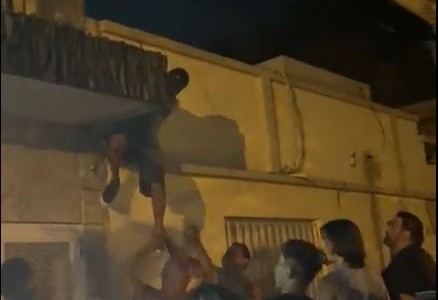 Rosario: Vecinos bajaron al ladrón de un techo, lo golpearon y lo entregaron