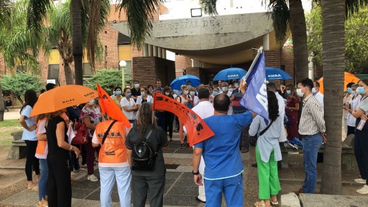 Médicos en asamblea reclamaron sueldos, pase a planta y seguridad