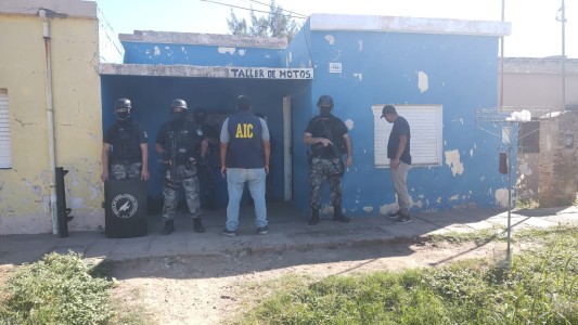 Tostado: varios allanamientos con secuestro de indumentaria, celulares, motos y caños de escopeta