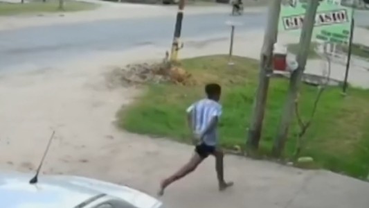 Video: esposado, se escapó corriendo de una comisaría en Santo Tomé