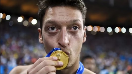 Özil, campeón con Alemania en el Mundial 2014, anunció su retiro del fútbol