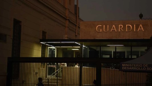 Lo atacaron entre seis y le dispararon en el hombro para robarle la moto