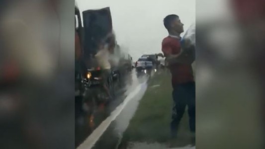 Choque y vuelco en Chaco: un centenar de personas saquearon la carga de cervezas