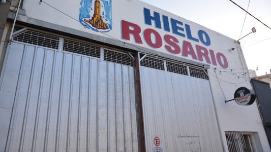Balearon y dejaron un mensaje con amenaza a una fábrica de hielo en Rosario