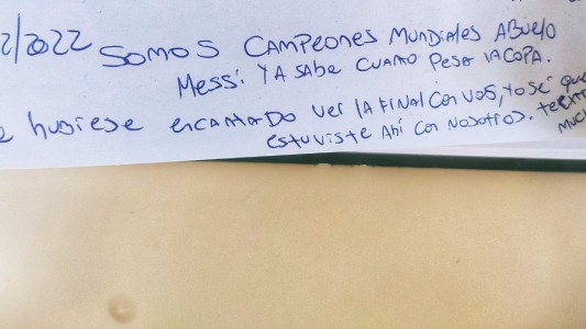 Fue al cementerio y encontró un especial mensaje: "Somos campeones mundiales, abuelo"