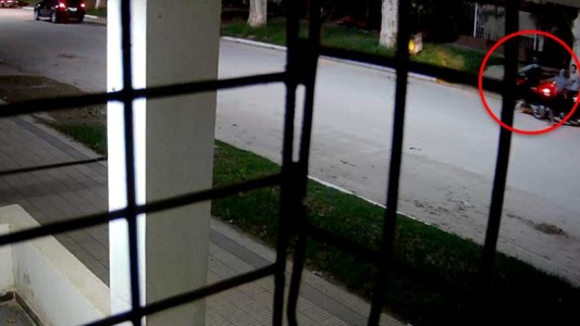 Video: para robarle la moto le apuntaron con un arma a su hija de dos años
