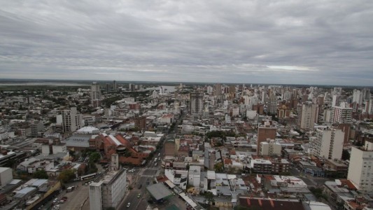 Jueves fresco y con cielo nublado en la ciudad