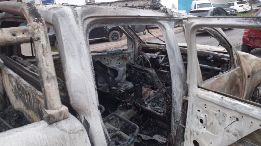 Arrojaron molotov, incendiaron un móvil policial y dejaron una amenaza en Rosario