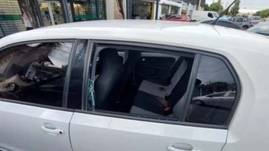 Atacaron a piedrazos y robaron por tercera vez a un auto en Perón e Iturraspe