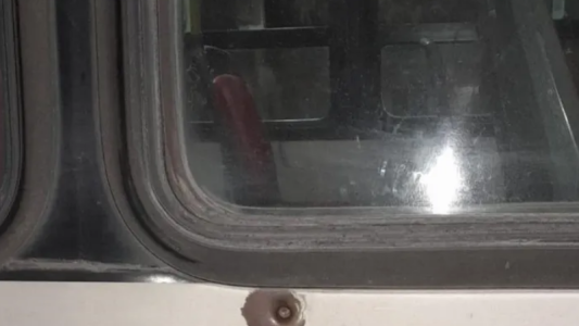 Un colectivo de la línea 1 fue baleado en barrio Acería