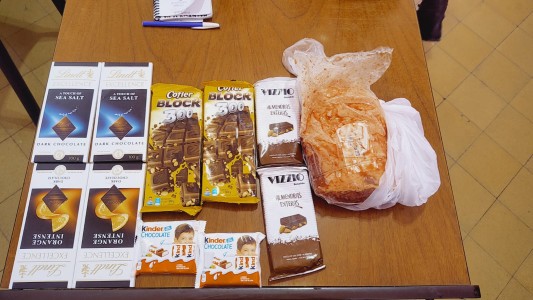 Detuvieron a un hombre que había robado chocolates y carne en un supermercado