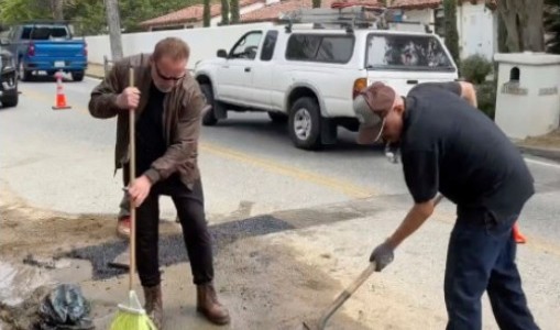 El Terminator de los baches: Arnold Schwarzenegger se hartó y salió a arreglar la calle