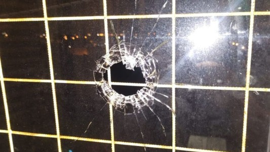 Barrio Alfonso: Estaba cenando en su casa y una bala perdida impactó en su rodilla