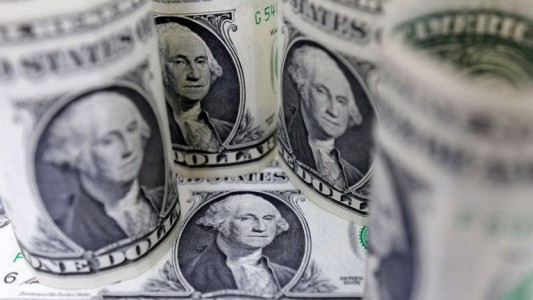 El dólar blue alcanzó los $400 y marcó otro récord