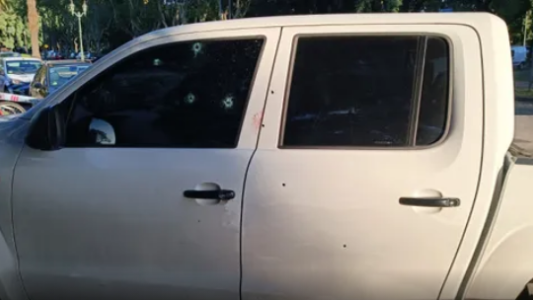 Balearon a un hombre cuando dejaba a su hijo en una escuela de Rosario