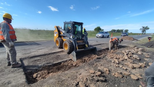 Vialidad Nacional ejecuta trabajos de bacheo entre Llambi Campbell y Cabal