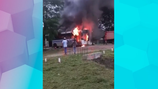 Video: Se incendió un colectivo con pasajeros en Tartagal