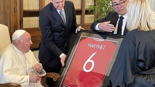 El Papa Francisco recibió una camiseta de Lisandro Martínez