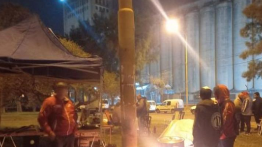 Fleteros bloquean el ingreso de vehículos de carga al Puerto de Santa Fe