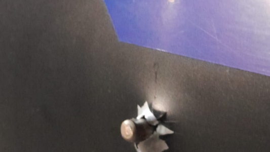 Balearon un móvil policial en un enfrentamiento en la Vuelta del Paraguayo