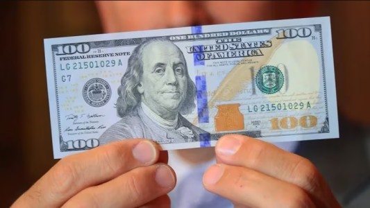 Sin freno, el dólar blue abre en alza y perfora la barrera de los $450