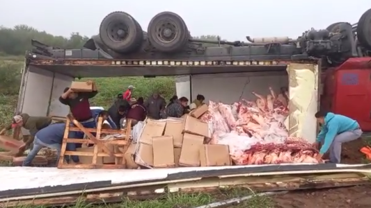 Video: volcó un camión con carne y otra vez saquearon todo en Salta